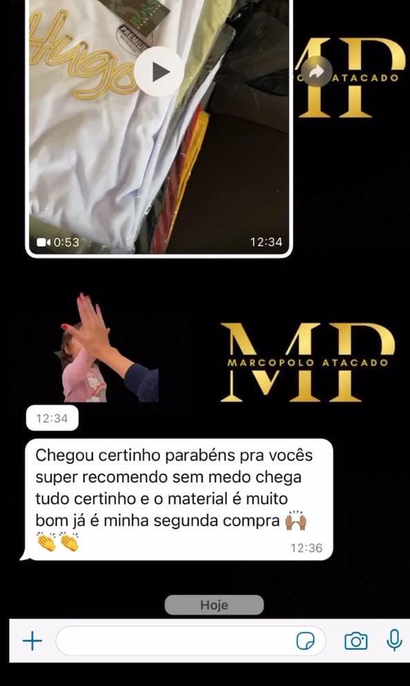 Cliente mostrando os produtos recebidos e comentando positivamente